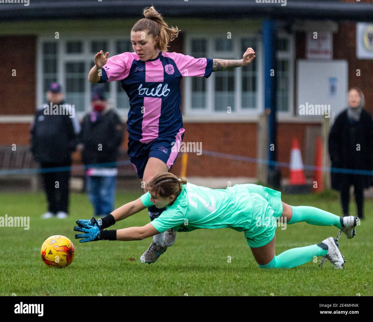 Sophie Manzi de Dulwich Hamlet FC femmes contre le gardien de but de l'AFC Wimbledon U23s Dames. Banque D'Images