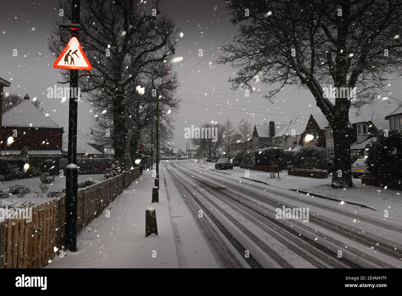 Rue enneigée tranquille sans personne pendant la chute de neige à Sutton Coldfield, Angleterre, Royaume-Uni (Royaume-Uni) Banque D'Images