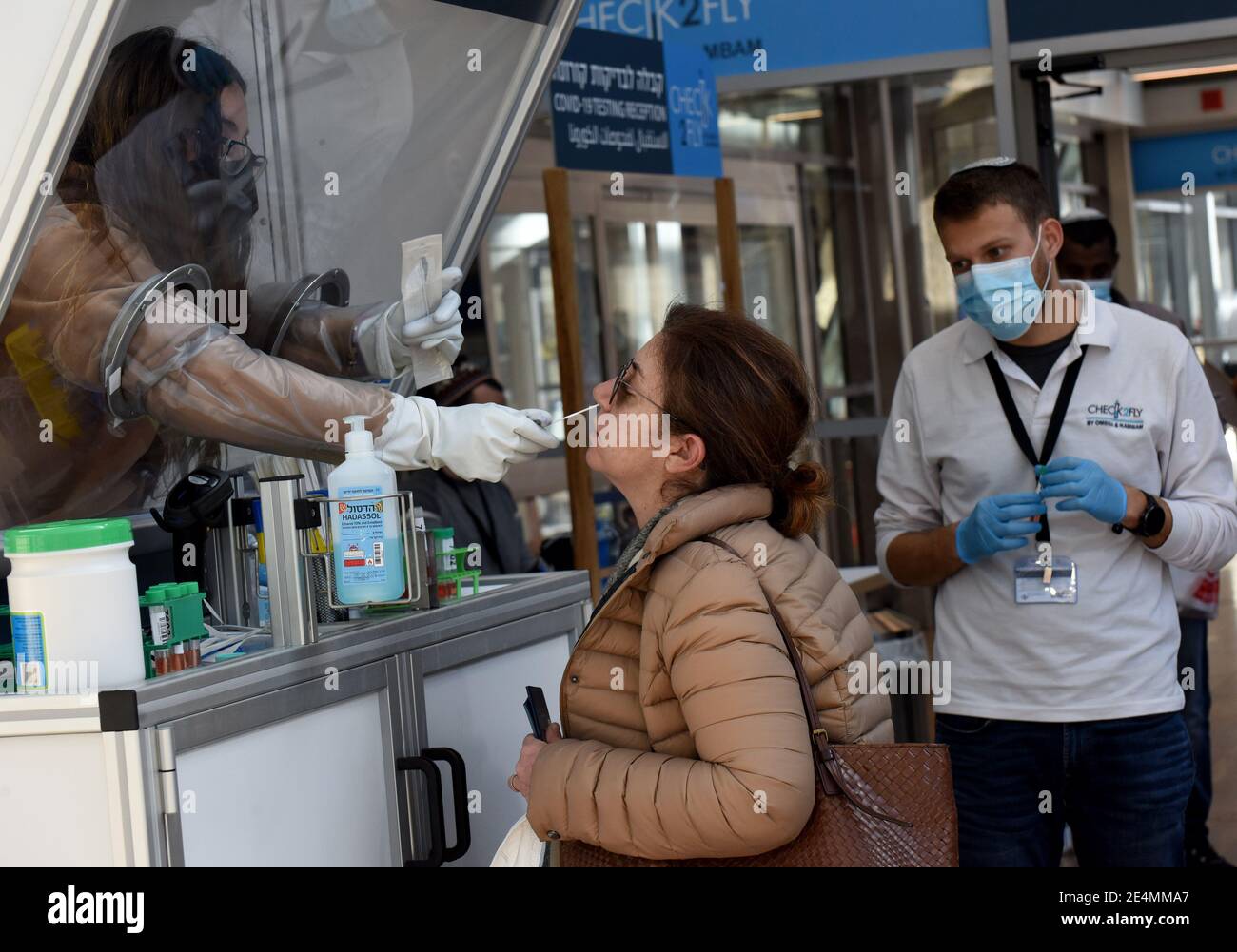 Chef d'équipe en service, Israël. 24 janvier 2021. Un travailleur recueille un échantillon d'écouvillonnage auprès d'un voyageur au guichet de test rapide DU coronavirus CHECK 2 FLY à l'aéroport israélien Ben Gurion de Lod, près de tel Aviv, le dimanche 24 janvier 2021. Photo par Debbie Hill/UPI crédit: UPI/Alay Live News Banque D'Images