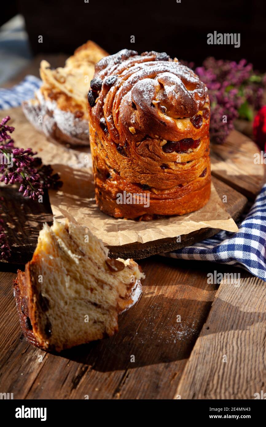 Kraffin gâteau de Pâques. Kraffins aux raisins secs, fruits confits et graines de pavot, arrosés de sucre en poudre. Gros plan de gâteau maison. Brut. Banque D'Images