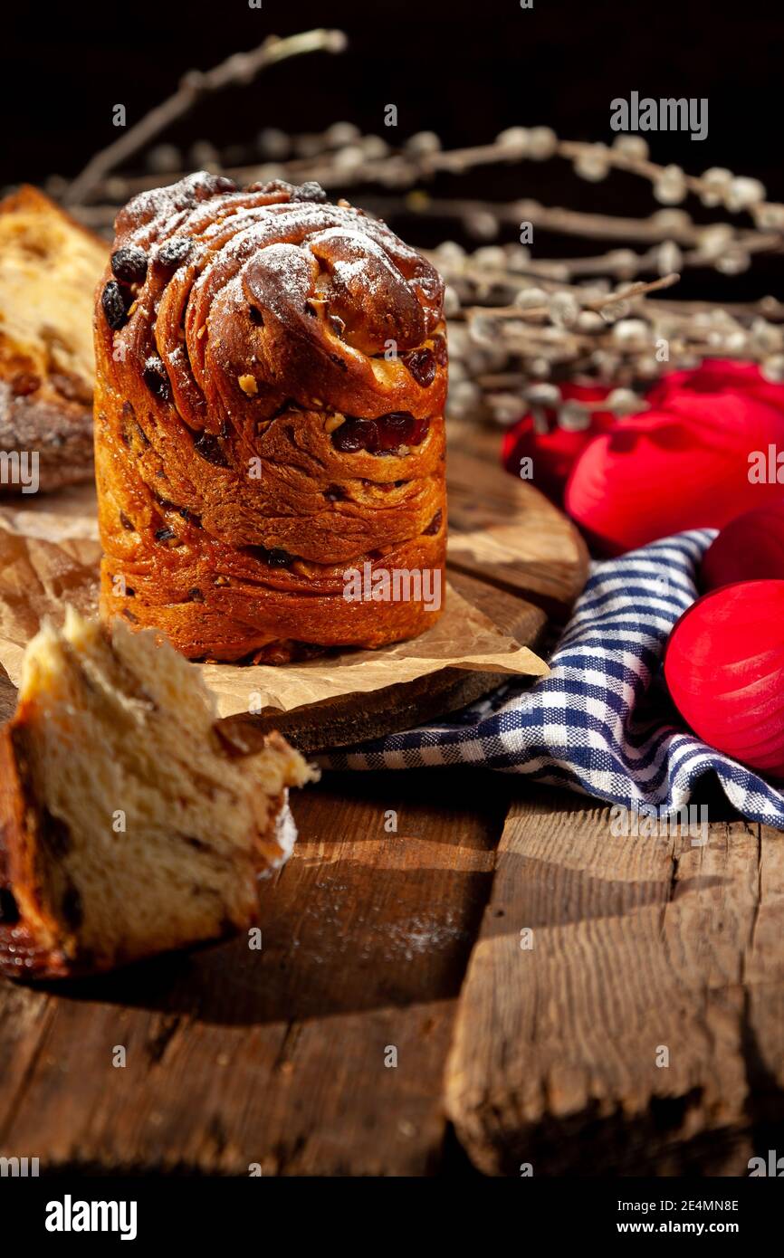 Kraffin gâteau de Pâques. Kraffins aux raisins secs, fruits confits et graines de pavot, arrosés de sucre en poudre. Gros plan de gâteau maison. Brut. Banque D'Images
