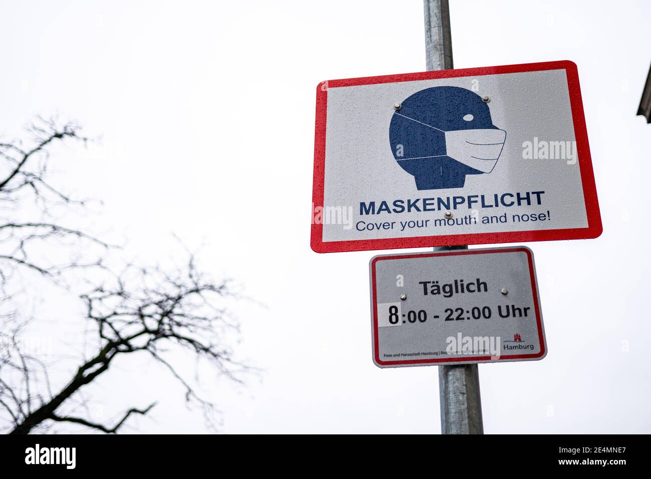 Hambourg, Allemagne - janvier : un panneau en face de la gare centrale rappelle qu'il y a une exigence de masque en raison de corona et Covid-19. Banque D'Images