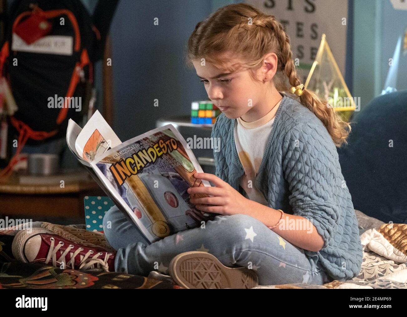 Flora & Ulysses est un film de comédie de super-héros familial américain réalisé par Lena Khan à partir d'un scénario de Brad Copeland et basé sur le roman pour enfants du même nom de Kate DiCamillo. Il est l'étoile de Matilda Lawler, Alyson Hannigan, Ben Schwartz, Anna Deveare Smith, Danny Pudi, Benjamin Evan Ainsworth, Janeane Garofalo et Kate Micucci. Cette photographie est à usage éditorial exclusif et est le droit d'auteur de la compagnie de film et/ou le photographe assigné par la compagnie de film ou de production et ne peut être reproduite que par des publications en conjonction avec la promotion du film ci-dessus. A Manda Banque D'Images