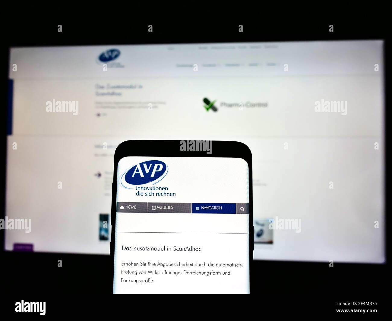 Vue avant du smartphone avec le site Web et le logo de la société AVP Deutschland GmbH (facturation de recettes pour les pharmacies allemandes). Faites la mise au point en haut de l'écran du téléphone. Banque D'Images