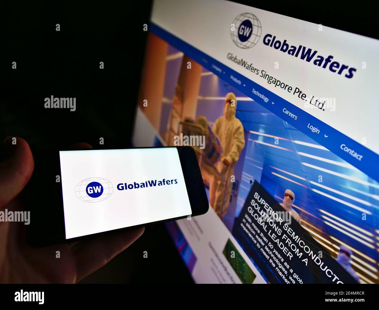 Smartphone avec logo commercial du fabricant taïwanais de semi-conducteurs GlobalWafers à l'écran. Mise au point au centre à gauche de l'écran du téléphone mobile. Banque D'Images