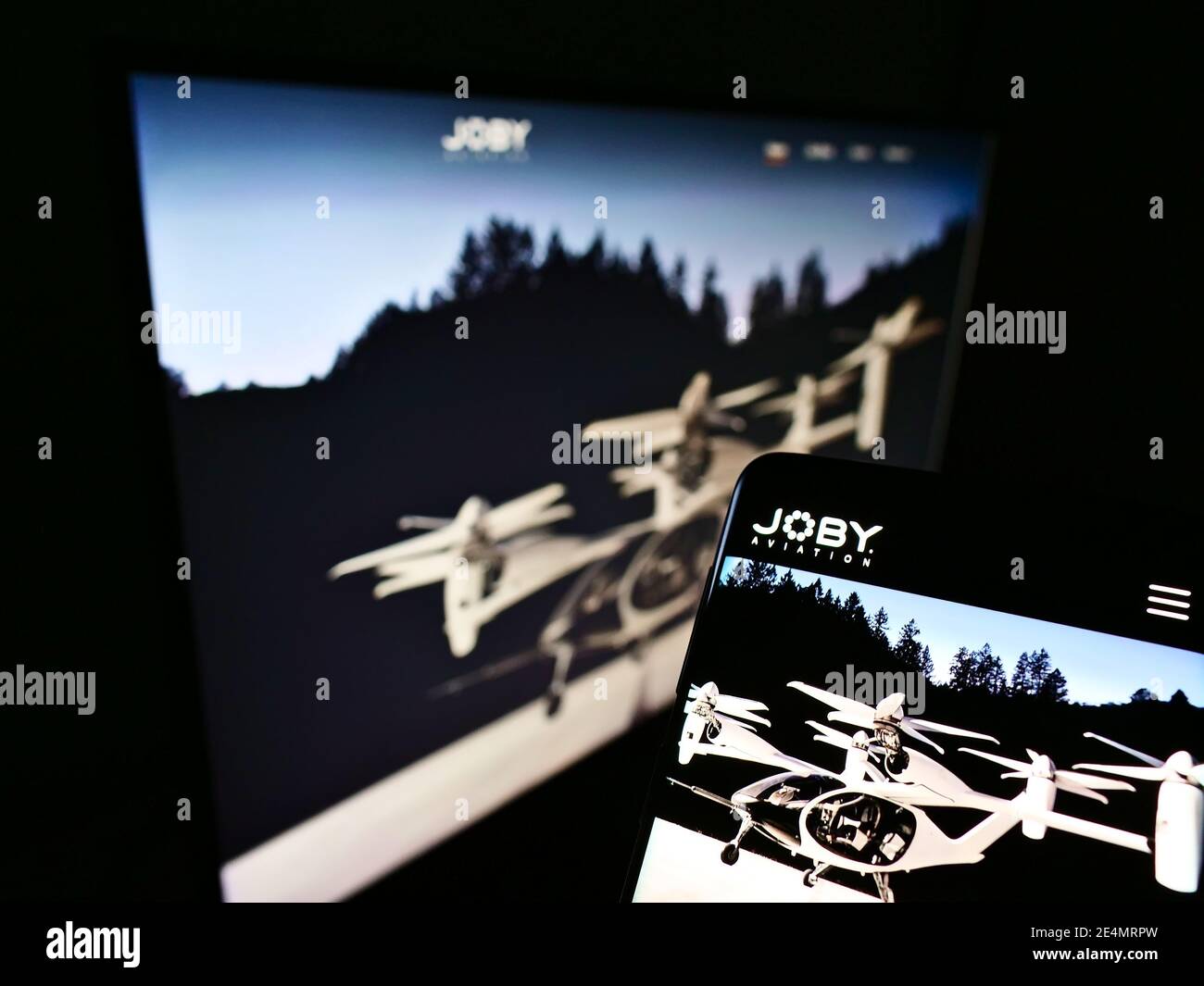Téléphone mobile avec site Web et logo de la société de démarrage et d'aérospatiale Joby Aviation (taxi aérien) à l'écran. Concentrez-vous sur le centre de l'écran du téléphone. Banque D'Images
