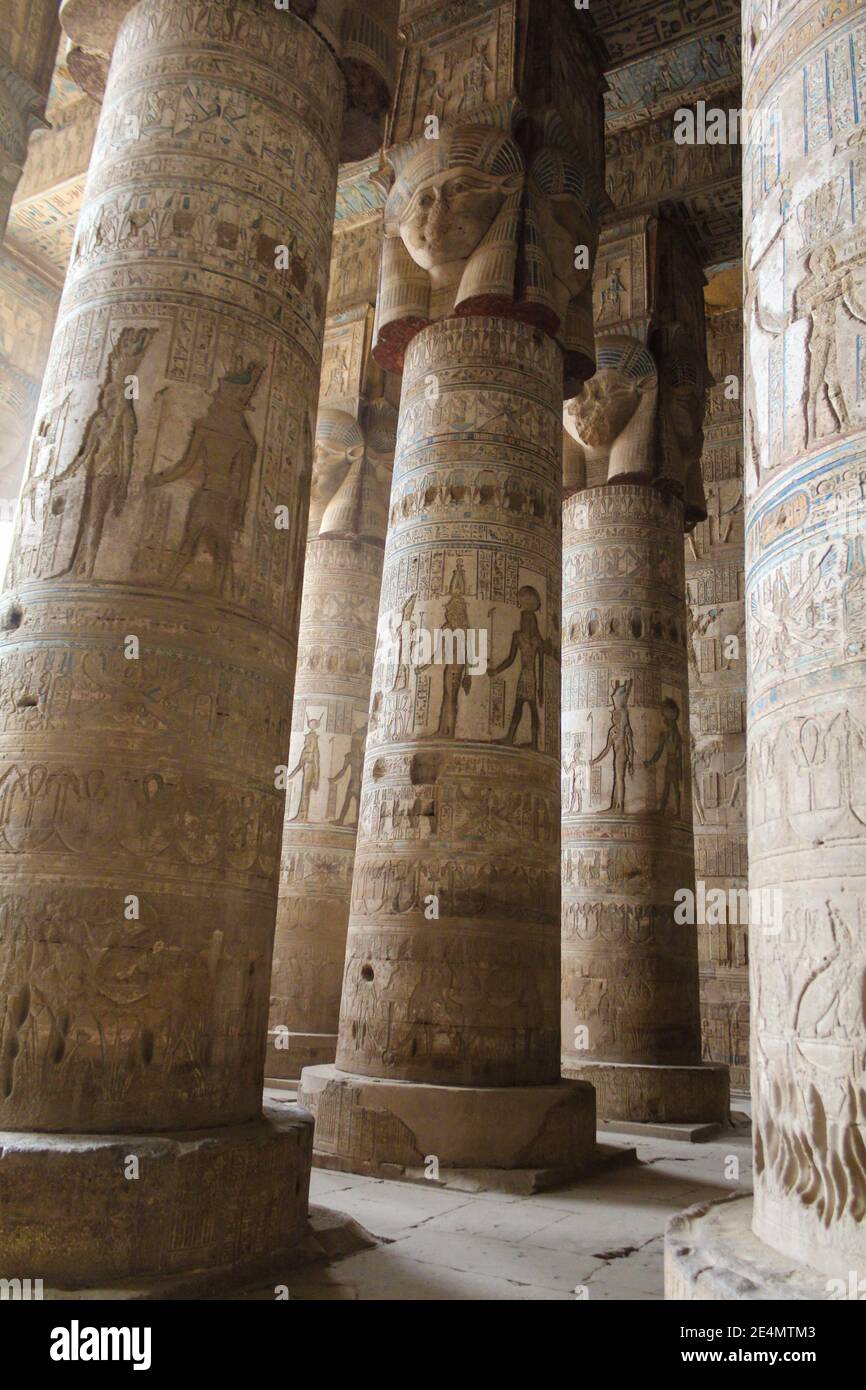 Peintures de relief dans la grande salle des colonnes du temple Hathor de Dendera, Egypte Banque D'Images