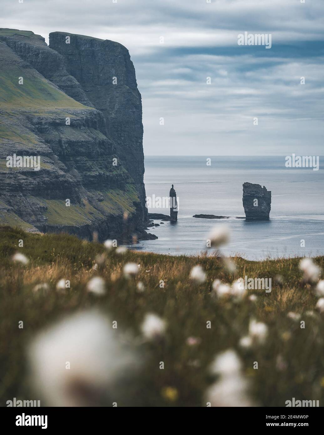 Risin et Kellingin rochers dans la mer comme vu de la baie de Tijornuvik sur Streymoy sur les îles Féroé, Danemark, Europe Banque D'Images