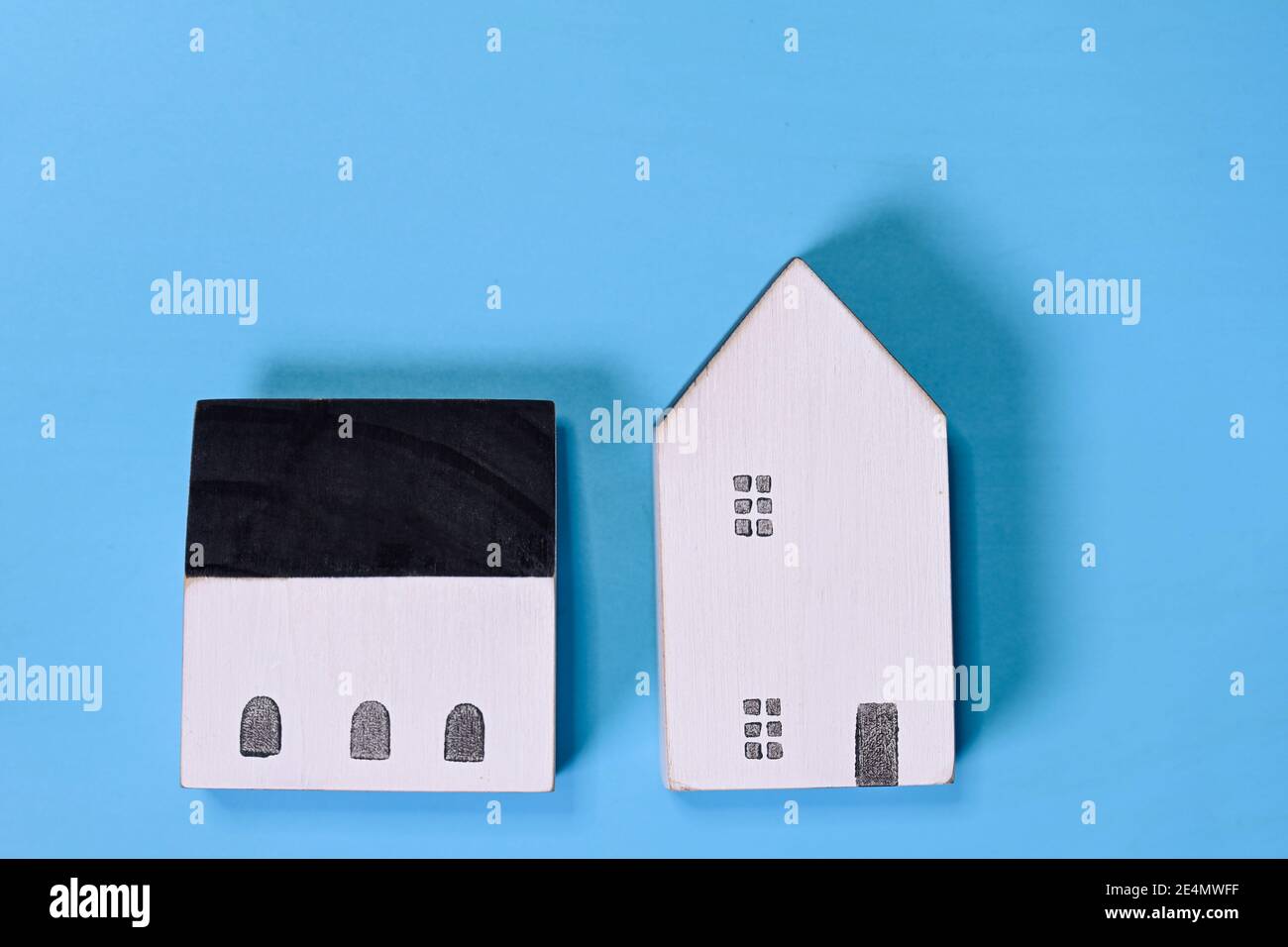Gros plan du modèle de maison miniature en bois sur fond bleu de nouveau concept de maison Banque D'Images