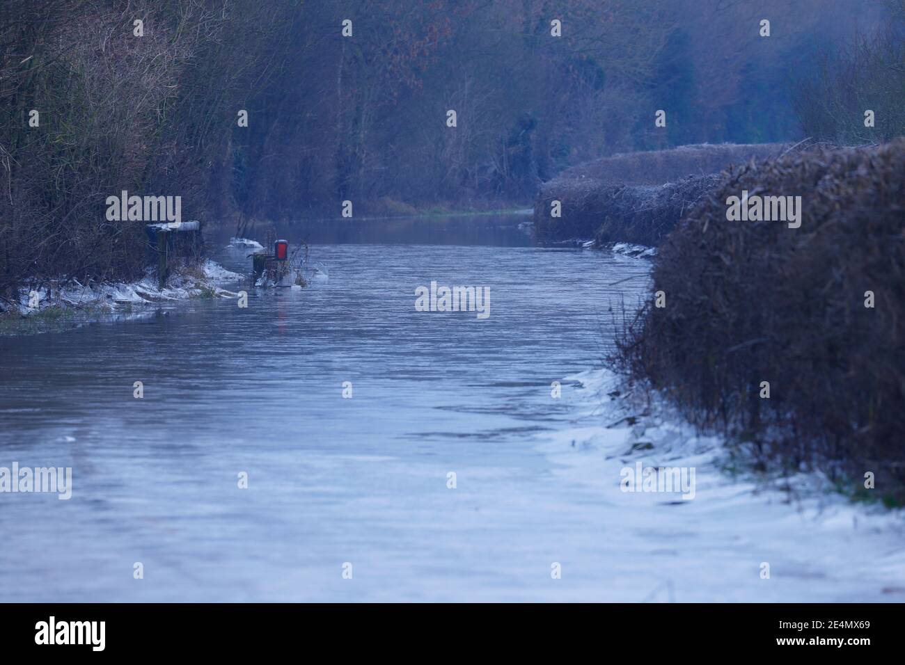 Newton Lane à Fairburn, dans le nord du Yorkshire, a inondé pendant la tempête Christoph lorsque la rivière aire a éclaté, il est près des banques et a gelé pendant la nuit. Banque D'Images