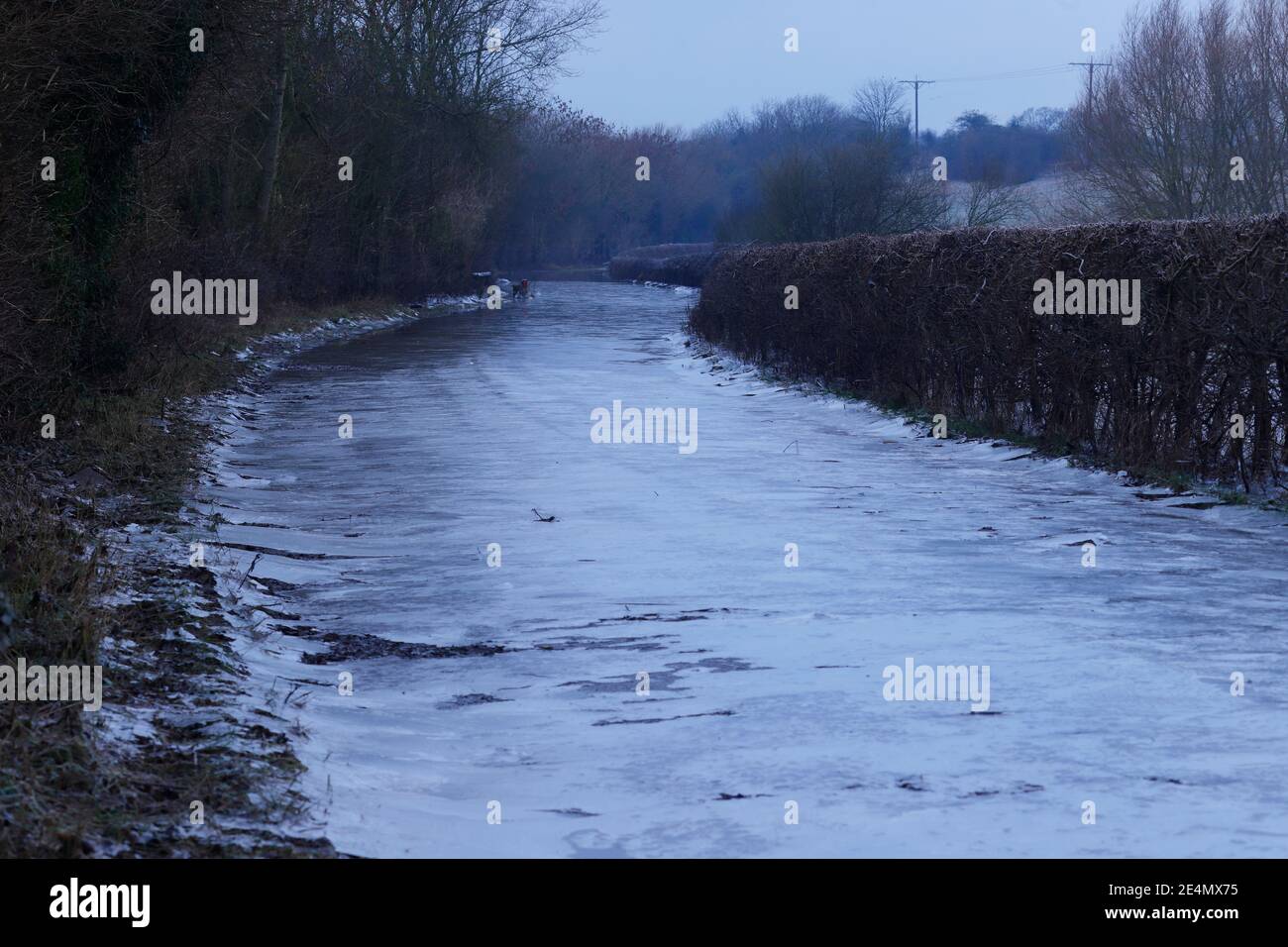 Newton Lane à Fairburn, dans le nord du Yorkshire, a inondé pendant la tempête Christoph lorsque la rivière aire a éclaté, il est près des banques et a gelé pendant la nuit. Banque D'Images