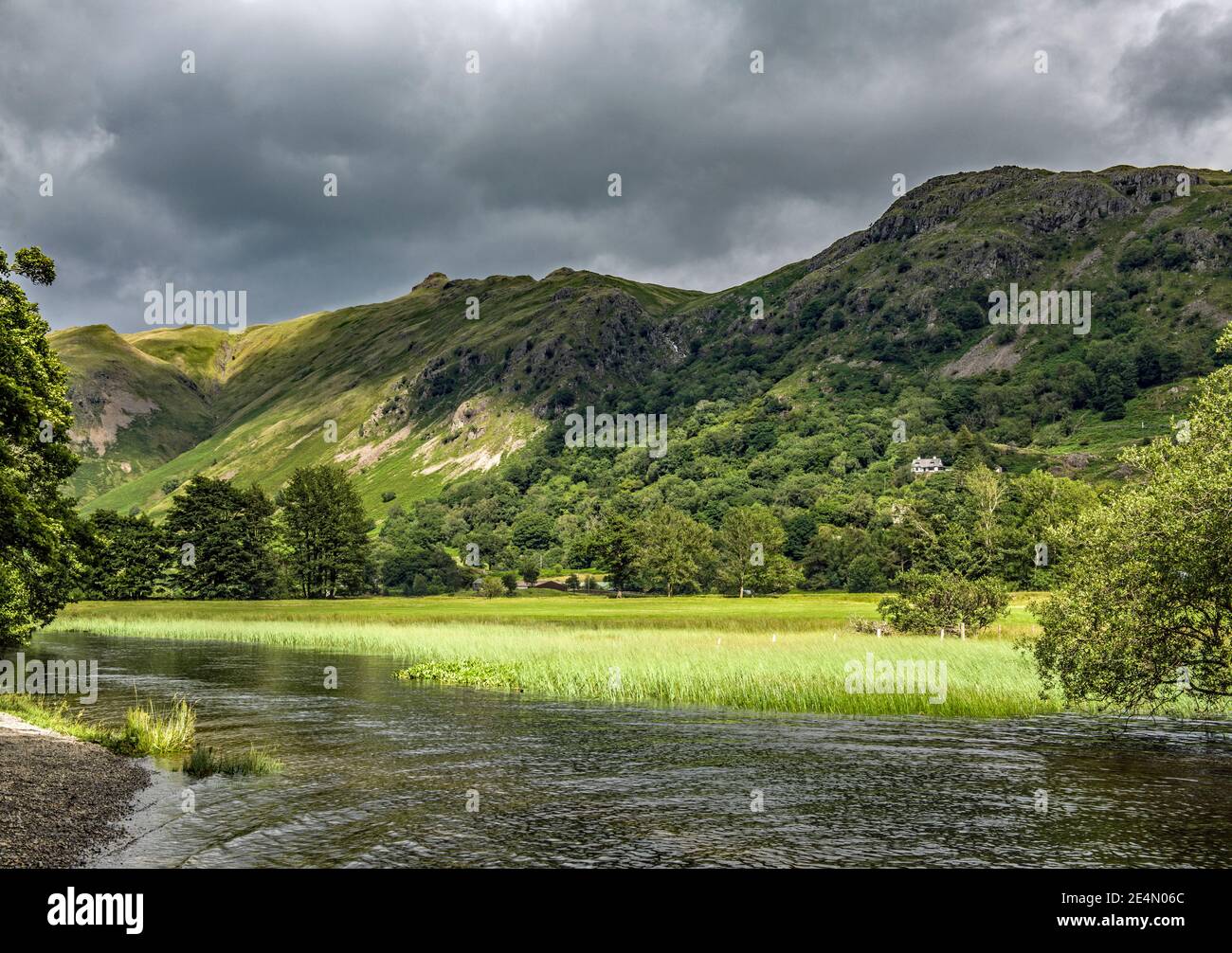 L'écoulement de Brothers Water ou Brotherswater, en direction d'Ullswater dans le district des lacs, un après-midi ensoleillé de juillet Banque D'Images