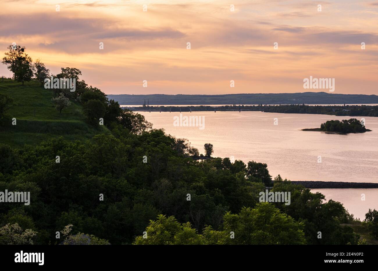 Rivière Dnipro vue en soirée depuis la colline de Taras ou Chernecha Hora (colline de Monk - point de repère important de la réserve nationale de Taras Shevchenko, Kaniv Banque D'Images