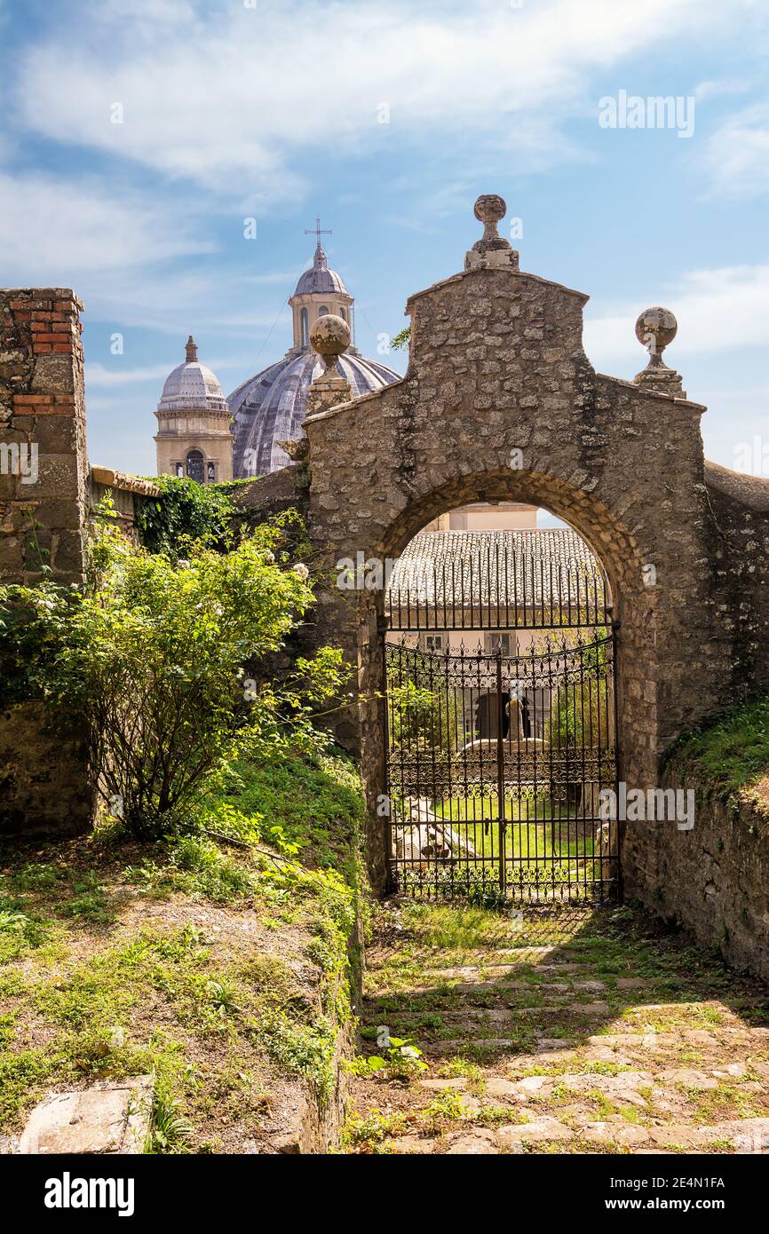 Vue sur le dôme de la basilique de Santa Margherita Par une porte de la forteresse des papes (Rocca dei Papi) à Montefiascone (Italie) Banque D'Images