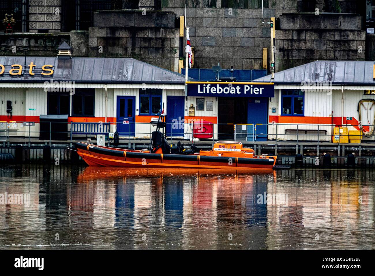 RNLI Tower Lifeboat Station à Embankment sur la rive nord de la Tamise, Londres, pour la recherche et le sauvetage de bénévoles. Canot de sauvetage orange sur le quai. Banque D'Images