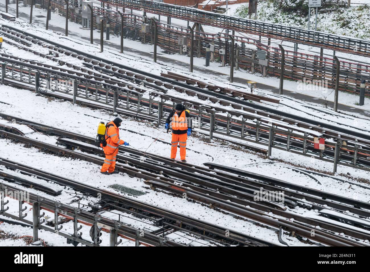 24 janvier 2021 - Londres, Royaume-Uni. Les cheminots pulvérisent un produit antigivrant qui empêche la glace de coller au rail. Banque D'Images