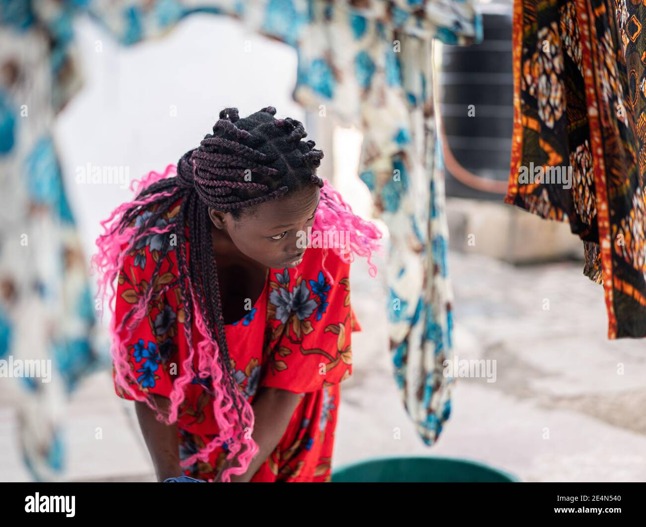 Femme africaine agréable laver la main linge à l'extérieur Banque D'Images