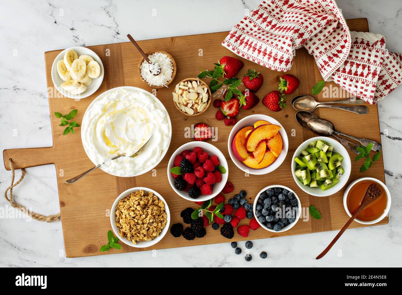 Assiette à yaourt, grande planche avec différentes garnitures Banque D'Images
