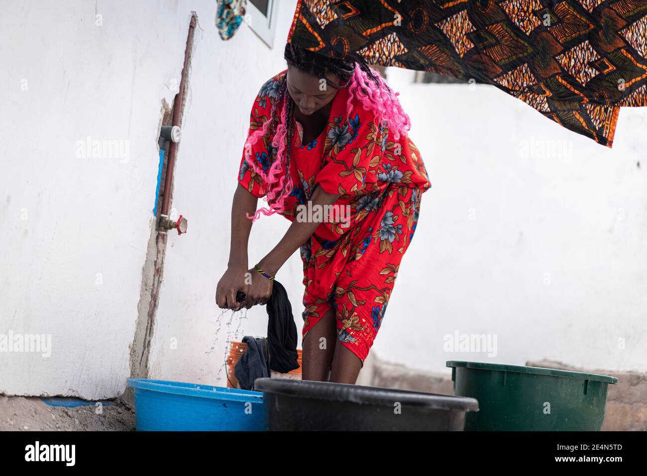 Femme noire faisant le linge avec savon Banque de photographies et d ...