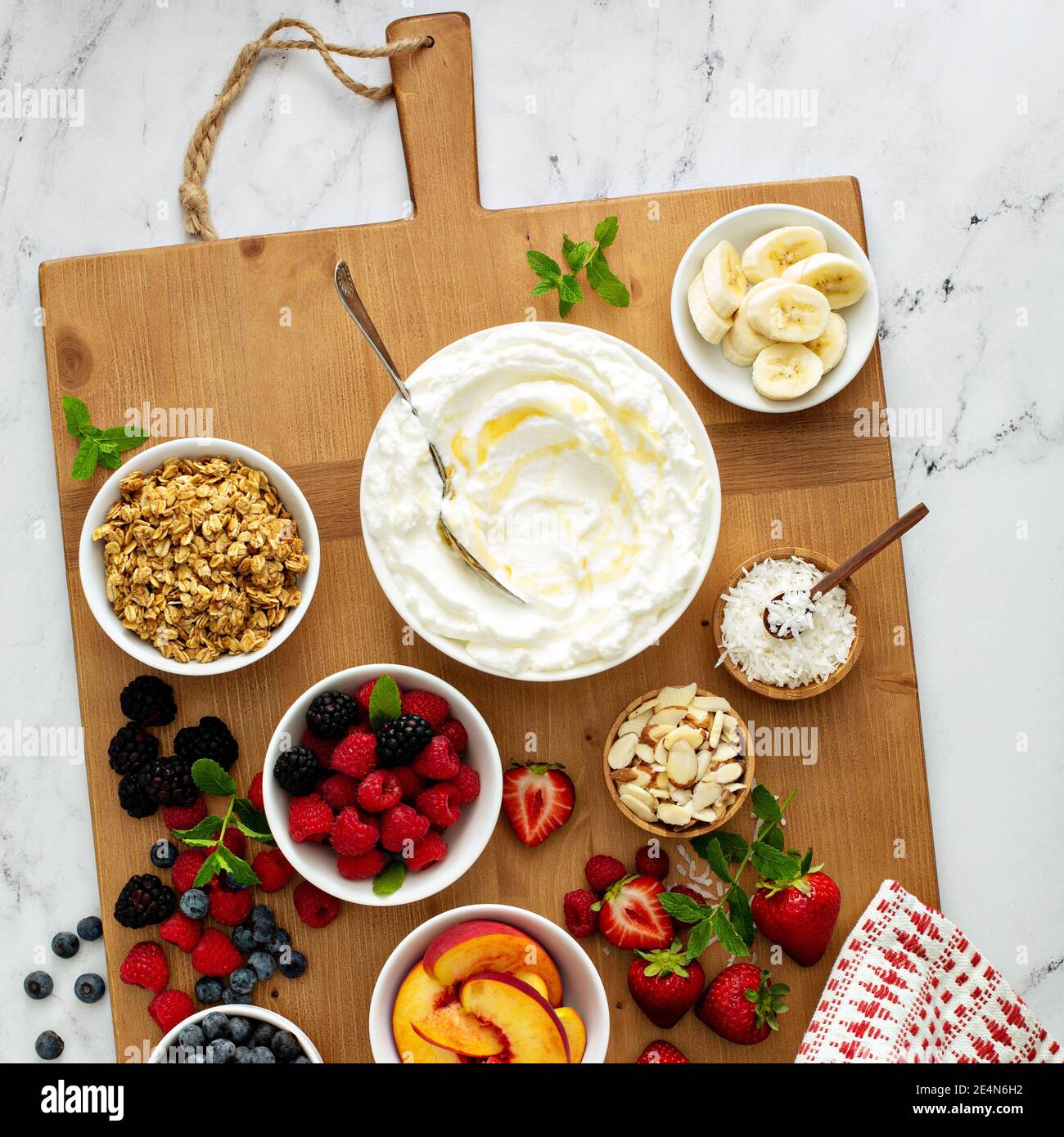 Assiette à yaourt, grande planche avec différentes garnitures Banque D'Images