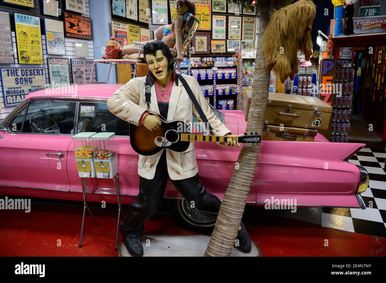 USA, Nebraska, Omaha, Elvis Presley poupée et vieille voiture Cadillac dans la boutique de souvenirs / Elvis Presley Figur und Alter GM General Motors Cadillac dans einem souvenir Laden Banque D'Images