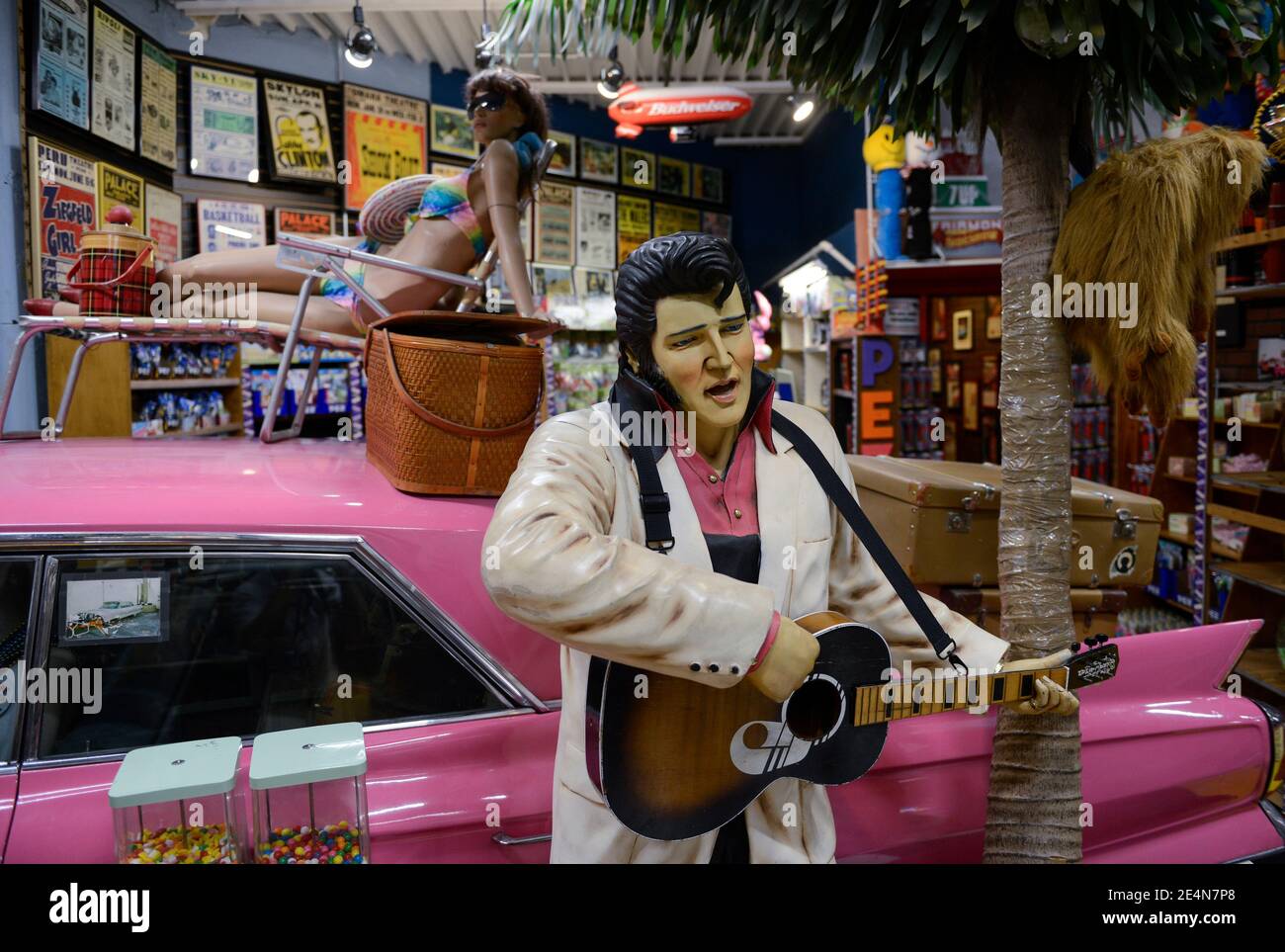 USA, Nebraska, Omaha, Elvis Presley poupée et vieille voiture Cadillac dans la boutique de souvenirs / Elvis Presley Figur und Alter GM General Motors Cadillac dans einem souvenir Laden Banque D'Images