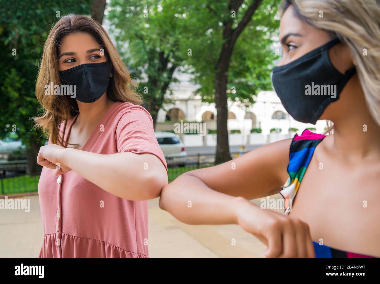 Deux amis se sont cognés les coudes à l'extérieur. Banque D'Images