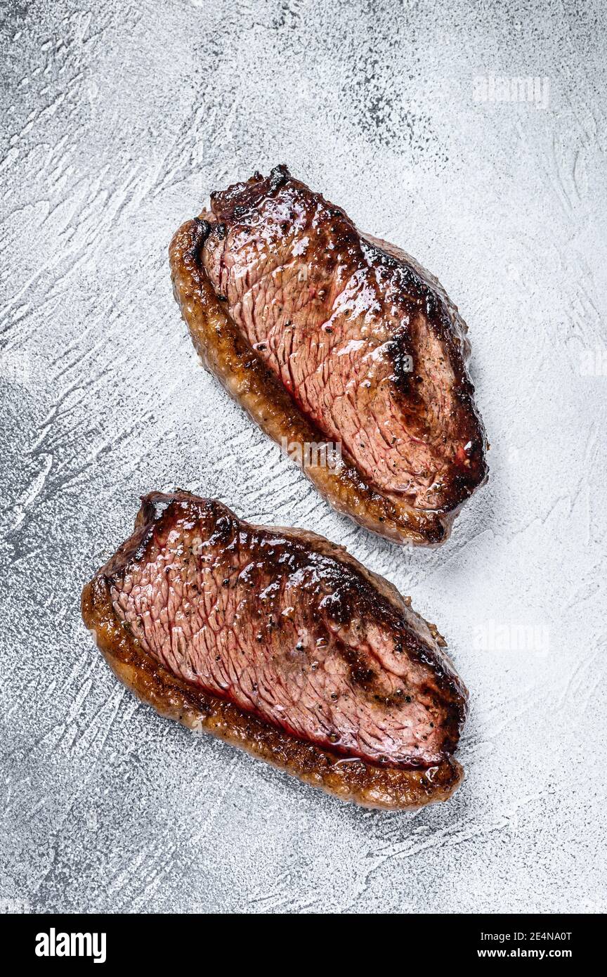 Chapeau de sirloin grillé ou steak de picanha. Arrière-plan blanc. Vue de dessus Banque D'Images