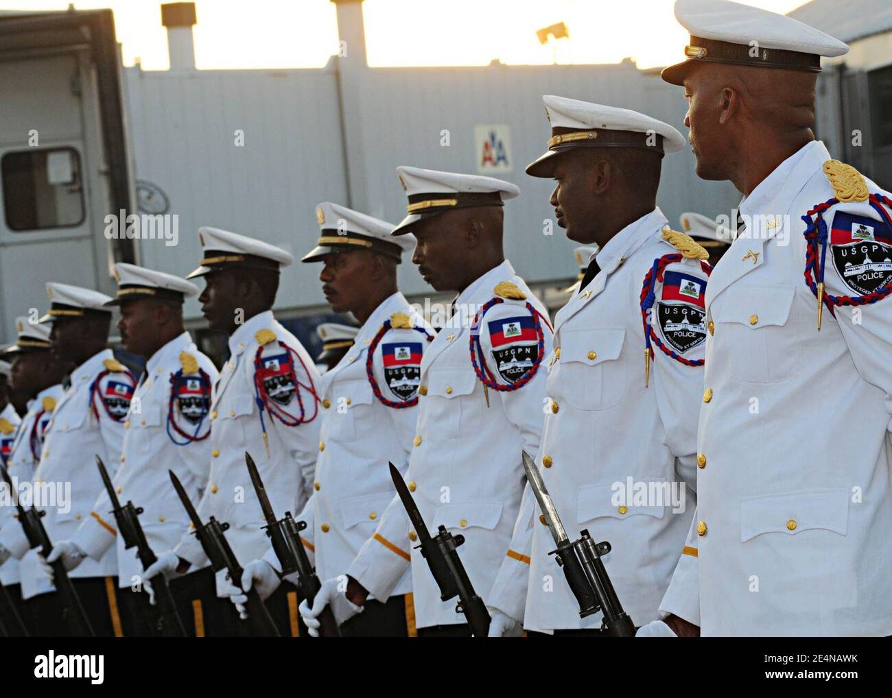 Des membres de la bande de marche de la police nationale haïtienne se tiennent au défilé. Banque D'Images