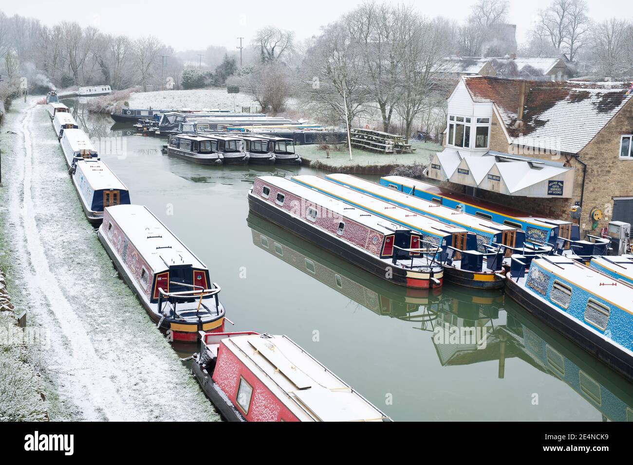 Bateaux à rames sur le canal d'oxford le matin de janvier dans la neige. Heyford Wharf, Lower Heyford, Bicester, Oxfordshire, Angleterre Banque D'Images