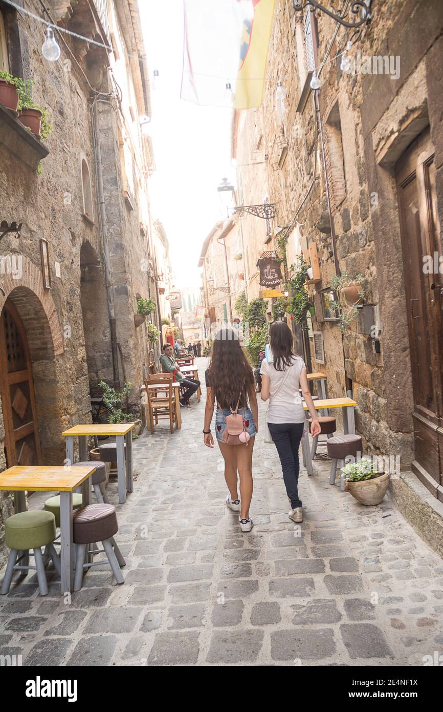 Bolsena, Italie - 20 septembre 2020 : deux femmes touristes dans le centre historique de Bolsena parmi les tables des restaurants de rue. Banque D'Images