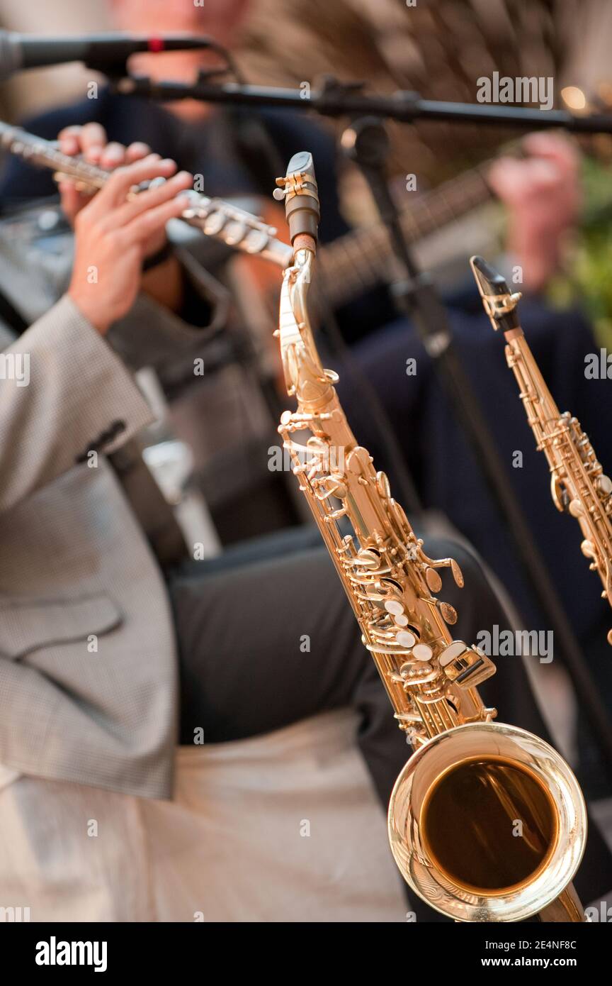 Duo guitare et saxophone Banque de photographies et d'images à haute  résolution - Alamy