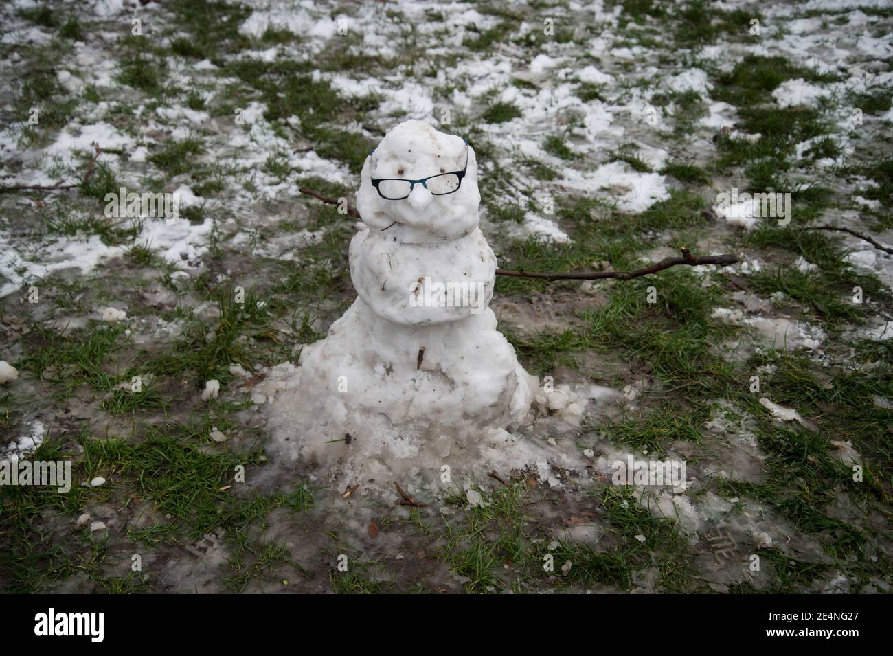 Hackney, Londres. ROYAUME-UNI. Champs de Londres. Homme ou femme à neige portant des lunettes dans le parc Banque D'Images