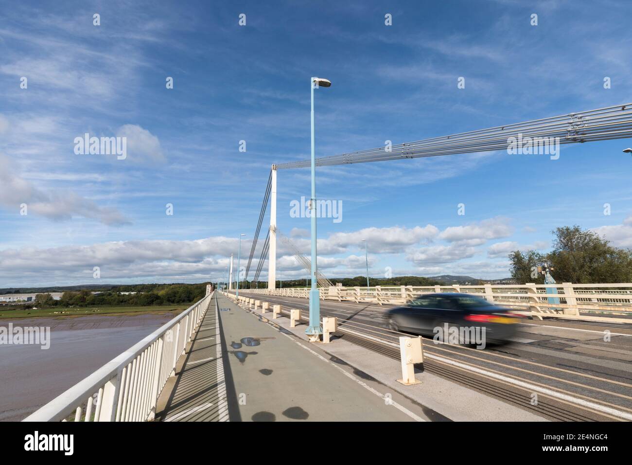 Voiture rapide sur l'ancien pont Severn Crossing, pays de Galles du Sud, Royaume-Uni Banque D'Images