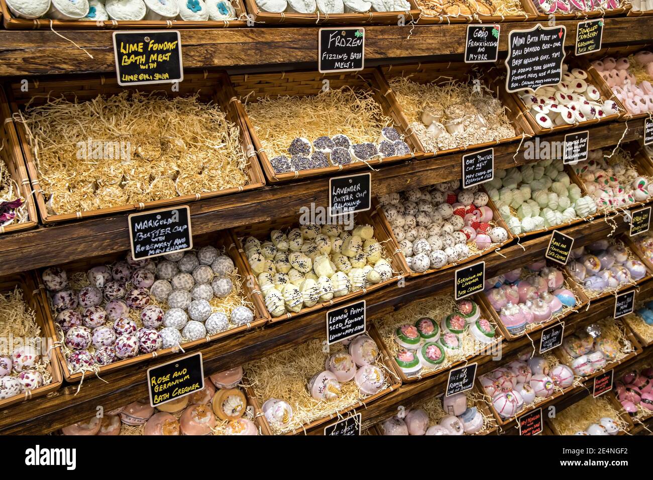 Sels et parfums de bain en vente dans la boutique, Abergavenny, pays de Galles, Royaume-Uni Banque D'Images