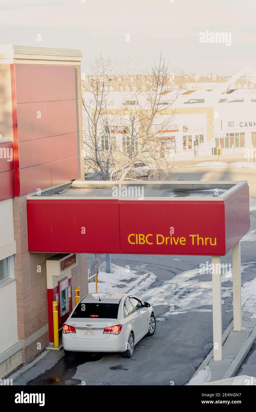 16 2021 janvier - Calgary (Alberta) Canada - le client retire de l'argent du distributeur automatique au drive-in Banque D'Images