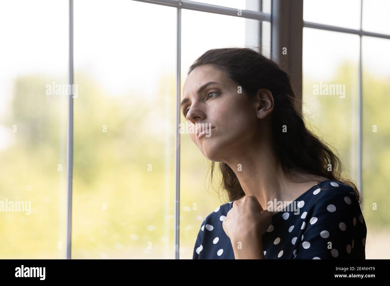 Une jeune femme bouleversée regarde dans la pensée à distance manquante Banque D'Images