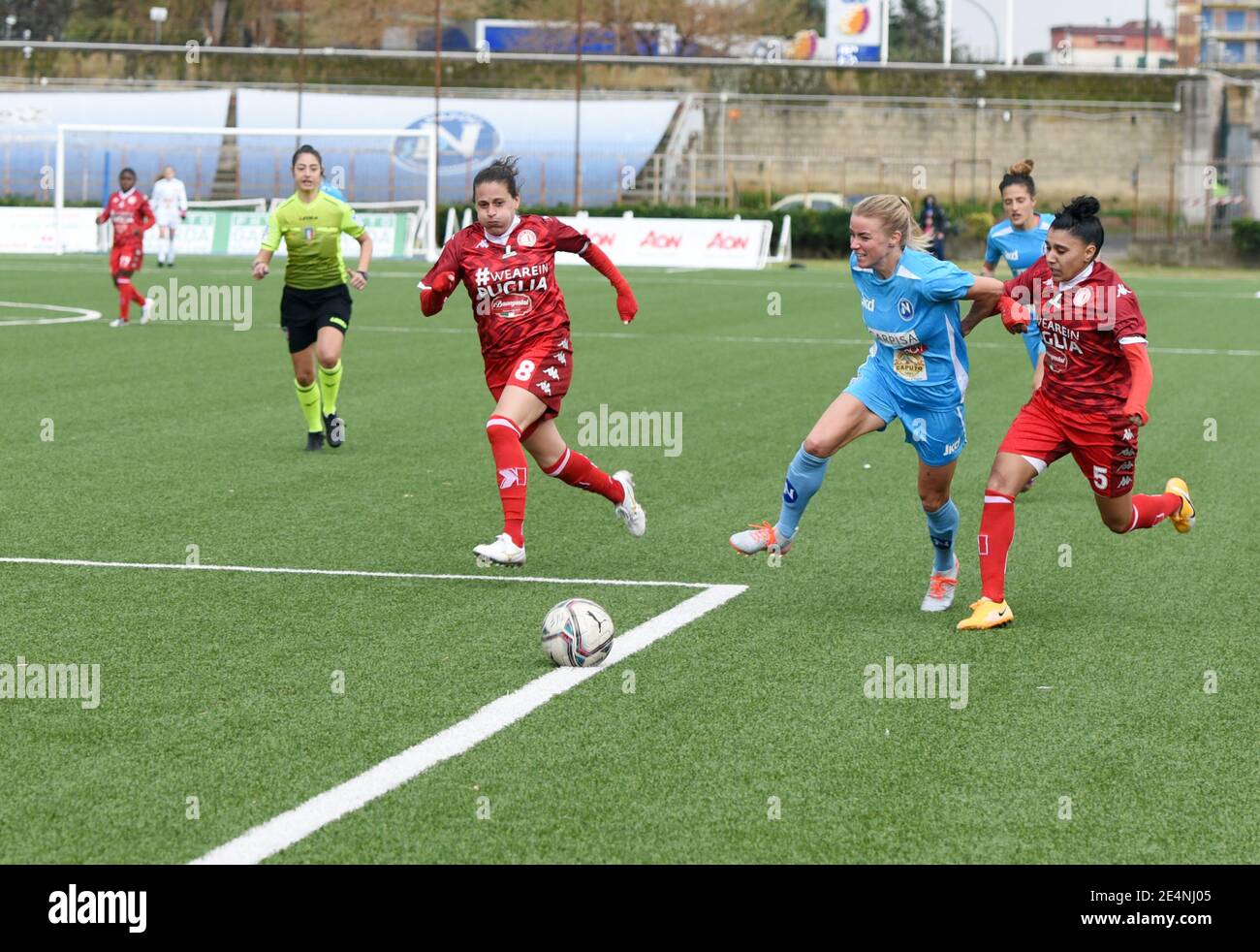 Italie. 23 janvier 2021. Jenny Hjohlman lutte pour le ballon pendant le match de Serie A Female, la femme italienne de football de la ligue au stade “Caduti di Brema” de Naples, sur le terrain Napoli vs Bari, Napoli a gagné le match 1-0. (Photo de Pasquale Gargano/Pacific Press/Sipa USA) crédit: SIPA USA/Alay Live News Banque D'Images