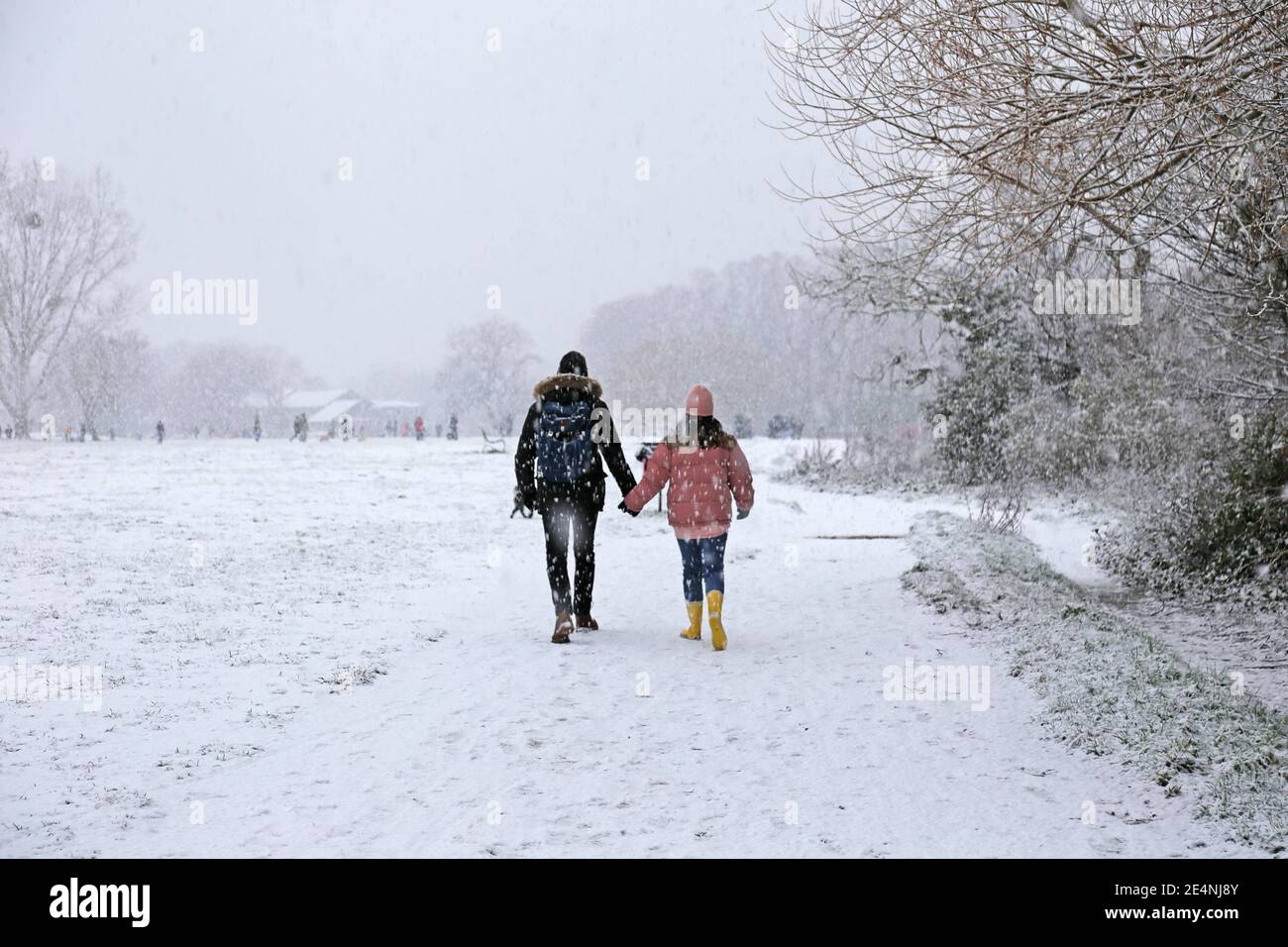 Les gens qui apprécient la neige épaisse le long du chemin de halage de la Tamise, Sadlers Ride, Hurst Park, East Molesey, Surrey, Angleterre, Grande-Bretagne, Royaume-Uni, Royaume-Uni, Europe Banque D'Images