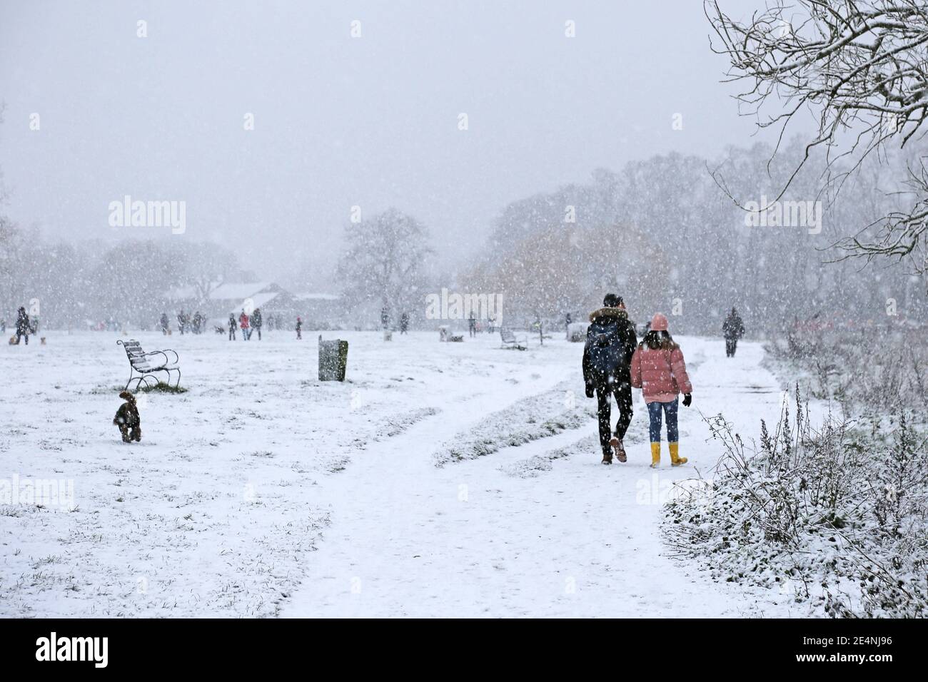 Les gens qui apprécient la neige épaisse le long du chemin de halage de la Tamise, Sadlers Ride, Hurst Park, East Molesey, Surrey, Angleterre, Grande-Bretagne, Royaume-Uni, Royaume-Uni, Europe Banque D'Images