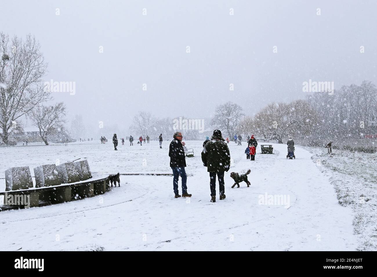 Les gens qui apprécient la neige épaisse le long du chemin de halage de la Tamise, Sadlers Ride, Hurst Park, East Molesey, Surrey, Angleterre, Grande-Bretagne, Royaume-Uni, Royaume-Uni, Europe Banque D'Images