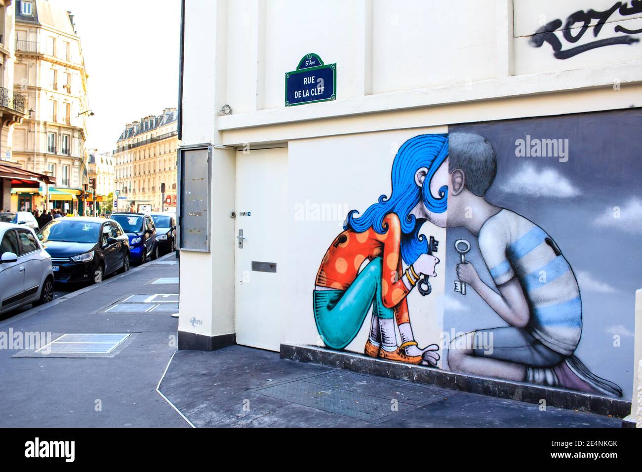 Belle peinture graffiti dans le 5ème arrondissement de Paris, représentant garçon et fille avec des clés s'ouvrant l'un l'autre. Banque D'Images