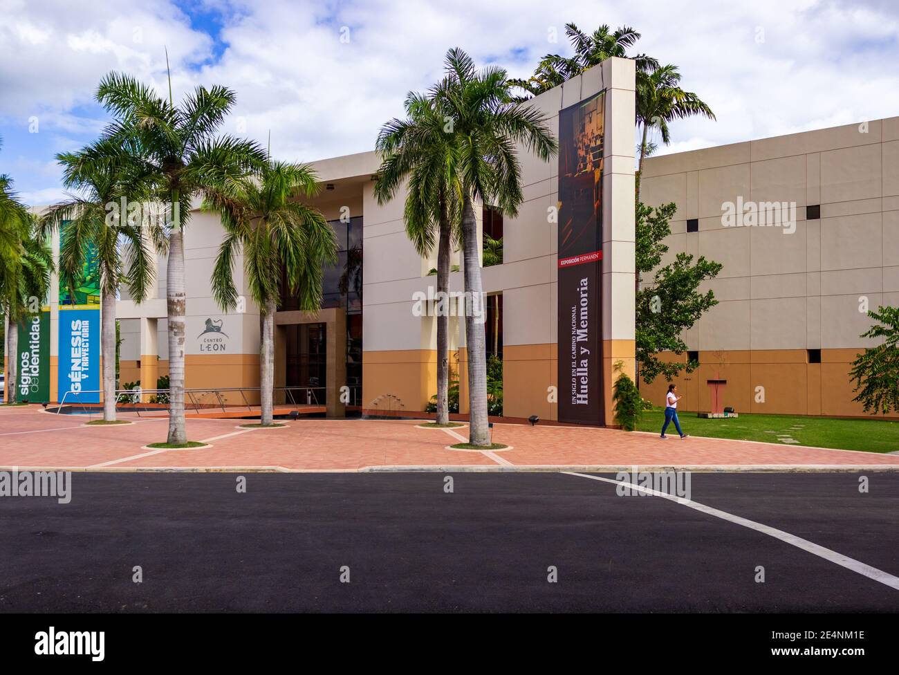 Le centre culturel Eduardo León Jimenes, également connu sous le nom de Centro León (León Center), est situé au milieu des palmiers de Santiago de los Caballeros, en République dominicaine. Banque D'Images