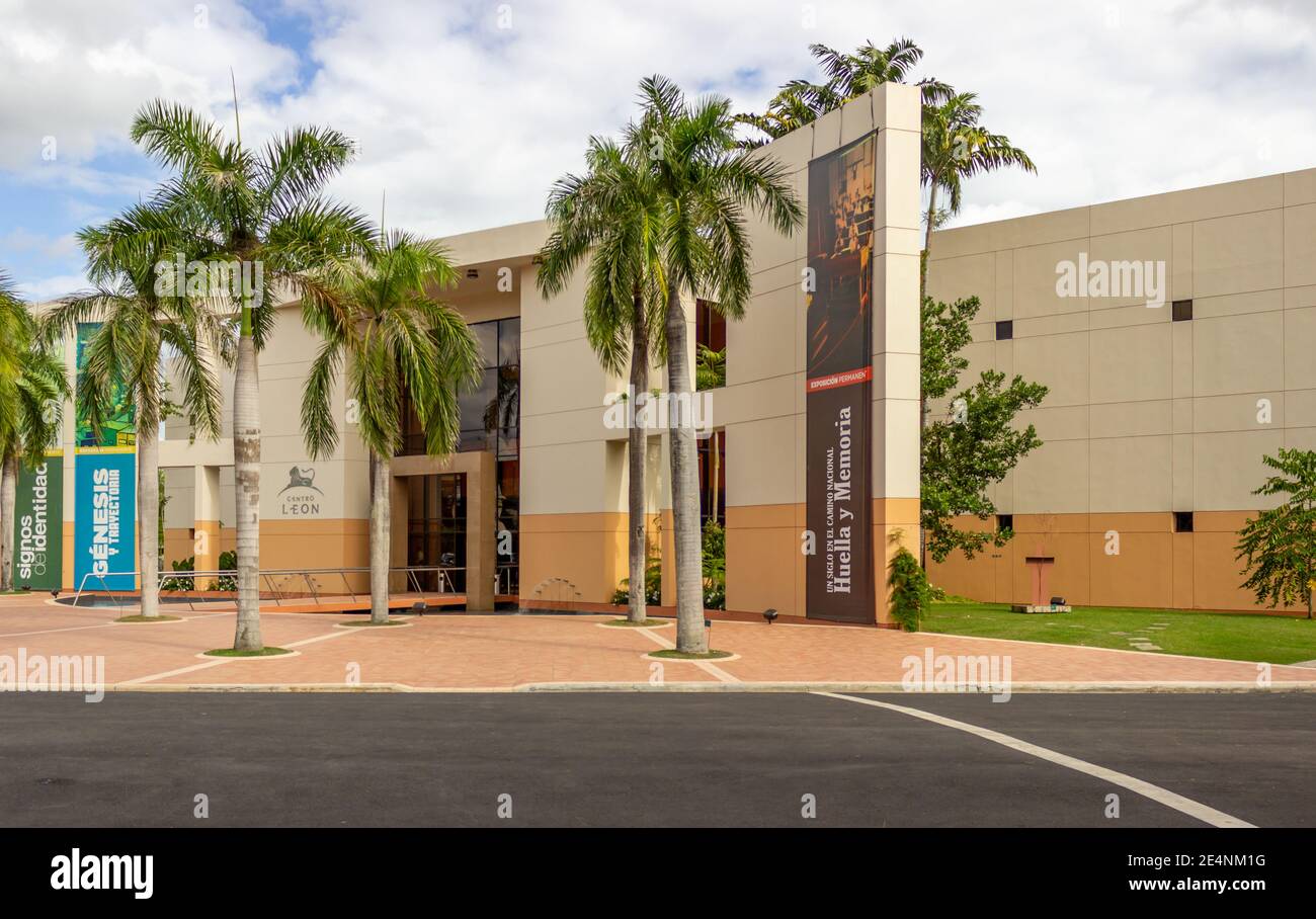 Le centre culturel Eduardo León Jimenes, également connu sous le nom de Centro León (León Center), est situé au milieu des palmiers de Santiago de los Caballeros, en République dominicaine. Banque D'Images