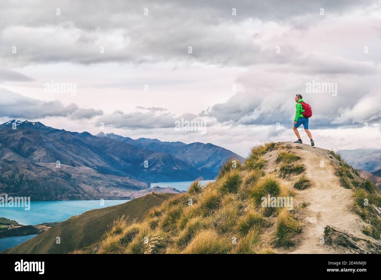 Randonnée homme aventure voyage explorer randonnée au sommet de la montagne en regardant la vue sur le paysage. Randonnée pédestre sur les célèbres sentiers de randonnée jusqu'à Roys Peak, au sud Banque D'Images