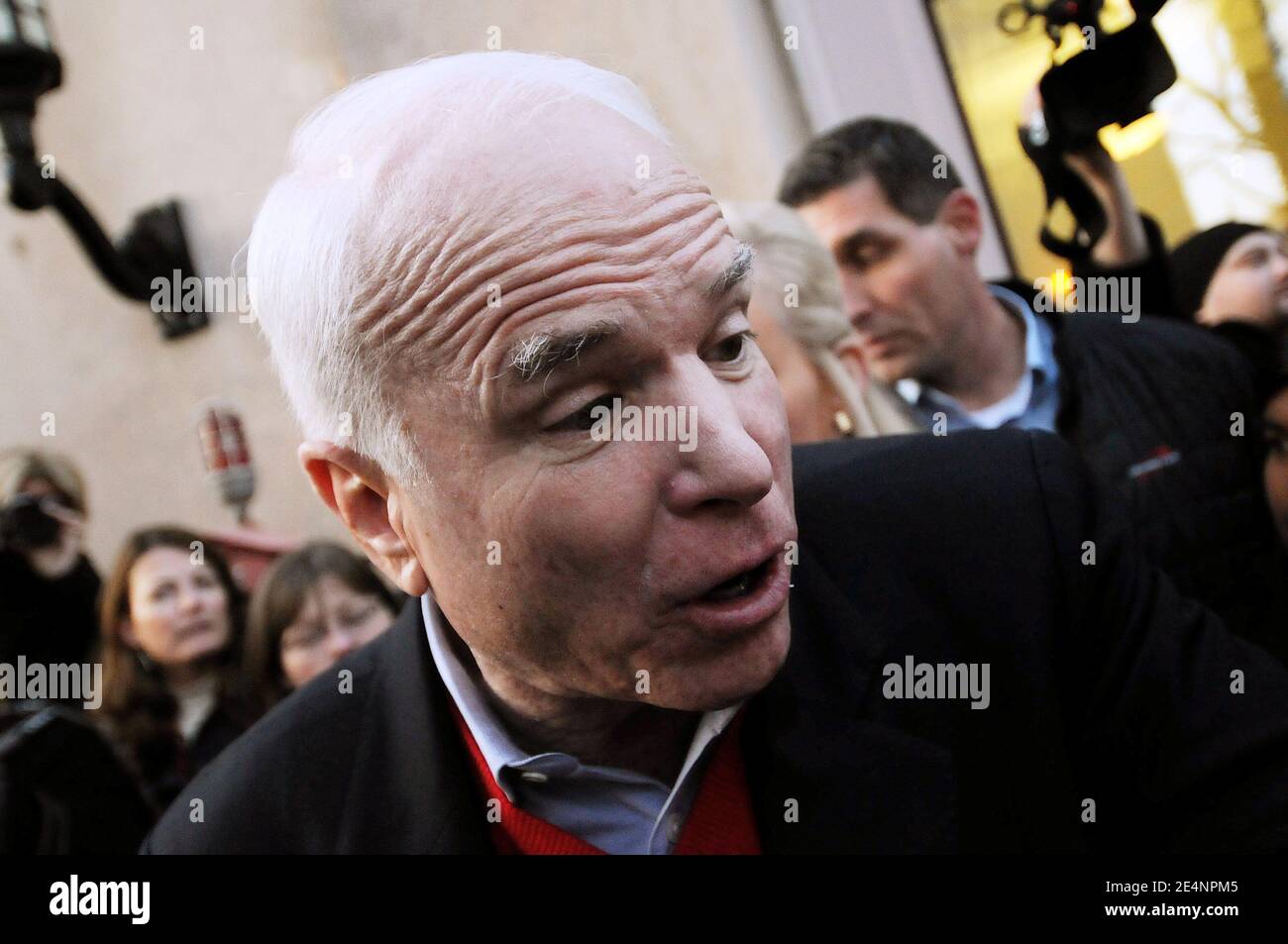 Le candidat républicain à la présidence et le sénateur de l'Arizona John McCain arrive à un rassemblement « le Mac est de retour » devant l'hôtel de ville de Manchester, New Hampshire, États-Unis, le 7 janvier 2008. Les candidats ont convergé sur le New Hampshire avant la primaire de l'État de janvier 8. Photo par Olivier Douliery/ABACAPRESS.COM Banque D'Images