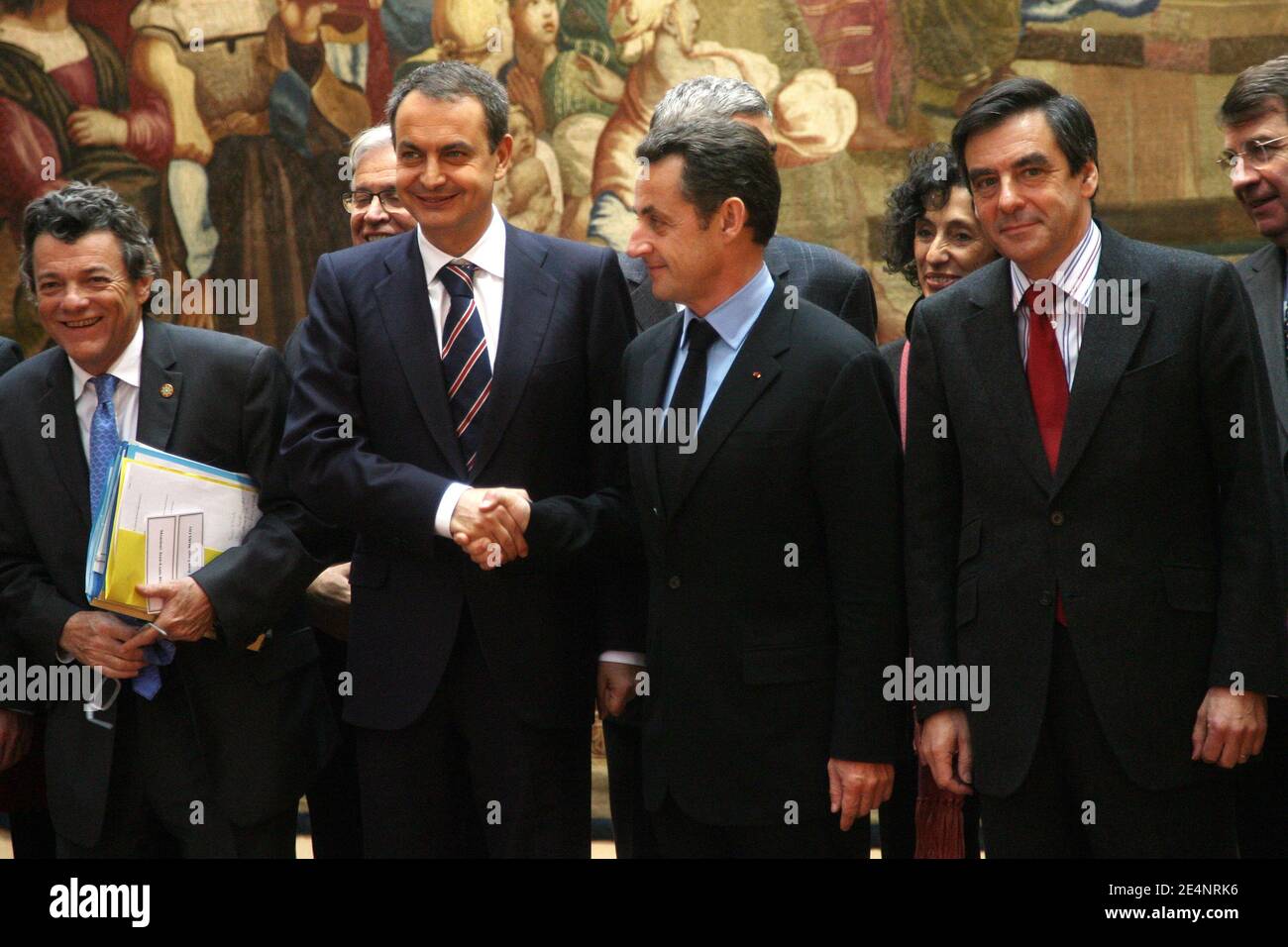 Le Président Nicolas Sarkozy (3rdR) pose avec le Premier ministre espagnol José Luis Zapatero (C) entre Jean-Louis Borloo (L) et françois Fillon (R), lors d'un sommet franco-espagnol visant à renforcer la coopération dans la lutte contre les séparatistes basques de l'ETA et l'immigration illégale au Palais de l'Elysée à Paris (France) le 10 janvier 2008. Photo de Mehdi Taamallah/ABACAPRESS.COM Banque D'Images