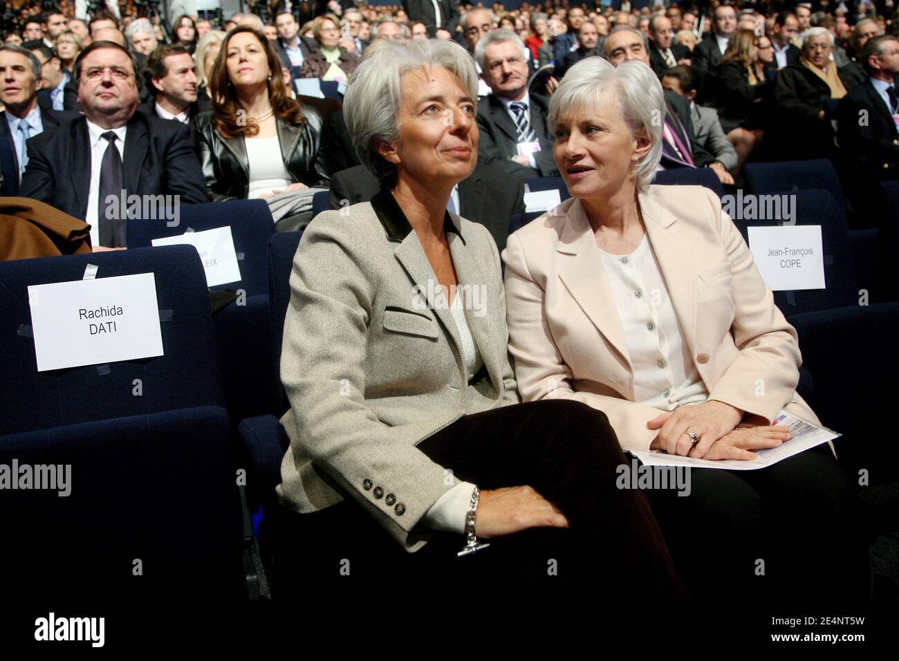 Françoise de Panafieu et Christine Lagarde assistent à la réunion du parti de droite de l'Union pour un mouvement populaire (UMP) à Paris, en France, le 12 janvier 2008. Photo de Mehdi Taamallah/ABACAPRESS.COM Banque D'Images