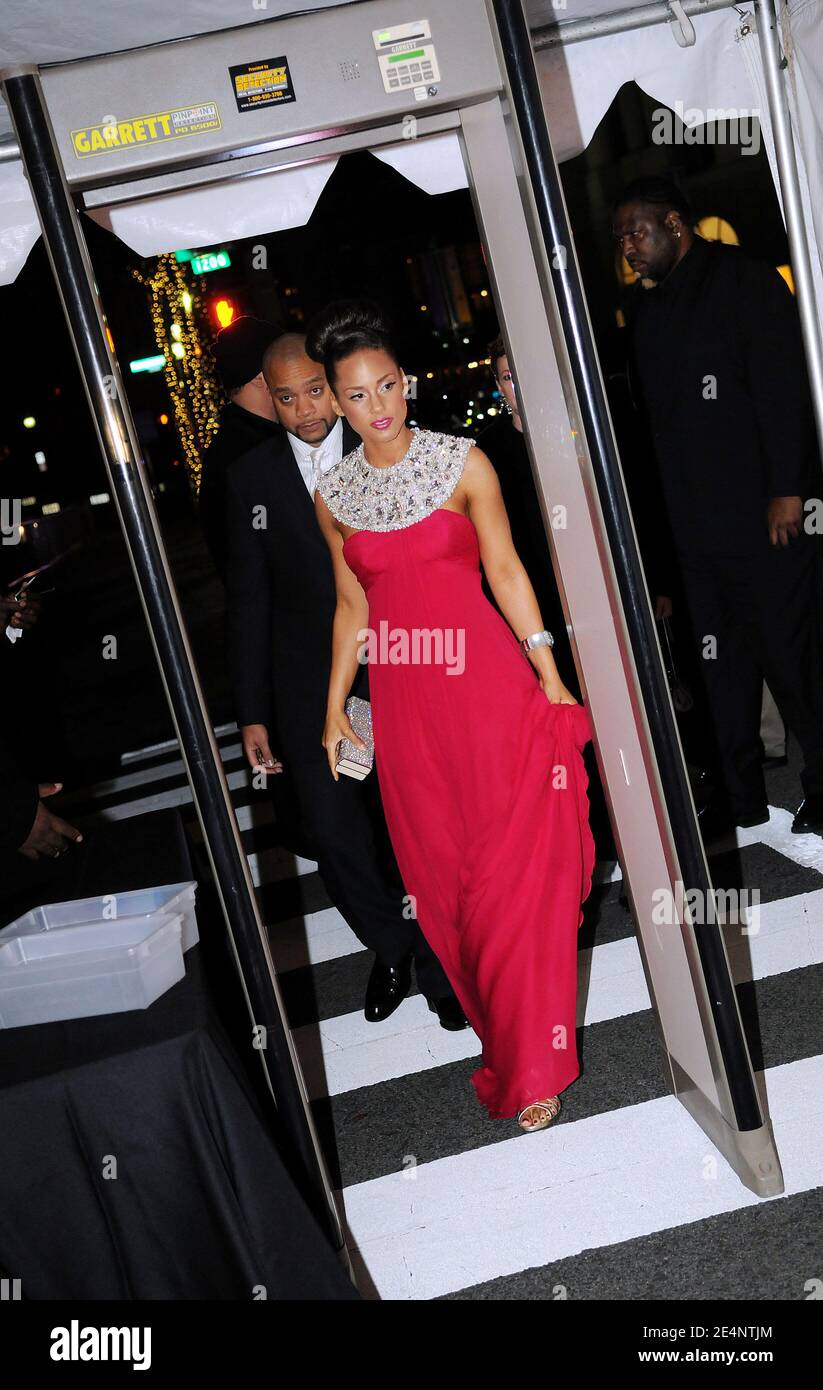 La chanteuse Alicia Keys va jusqu'au détecteur de métal alors qu'elle arrive au BET Honors qui a eu lieu au Warner Theatre à Washington, DC, Etats-Unis le 12 janvier 2008. Photo par Olivier Douliery/ABACAPRESS.COM Banque D'Images