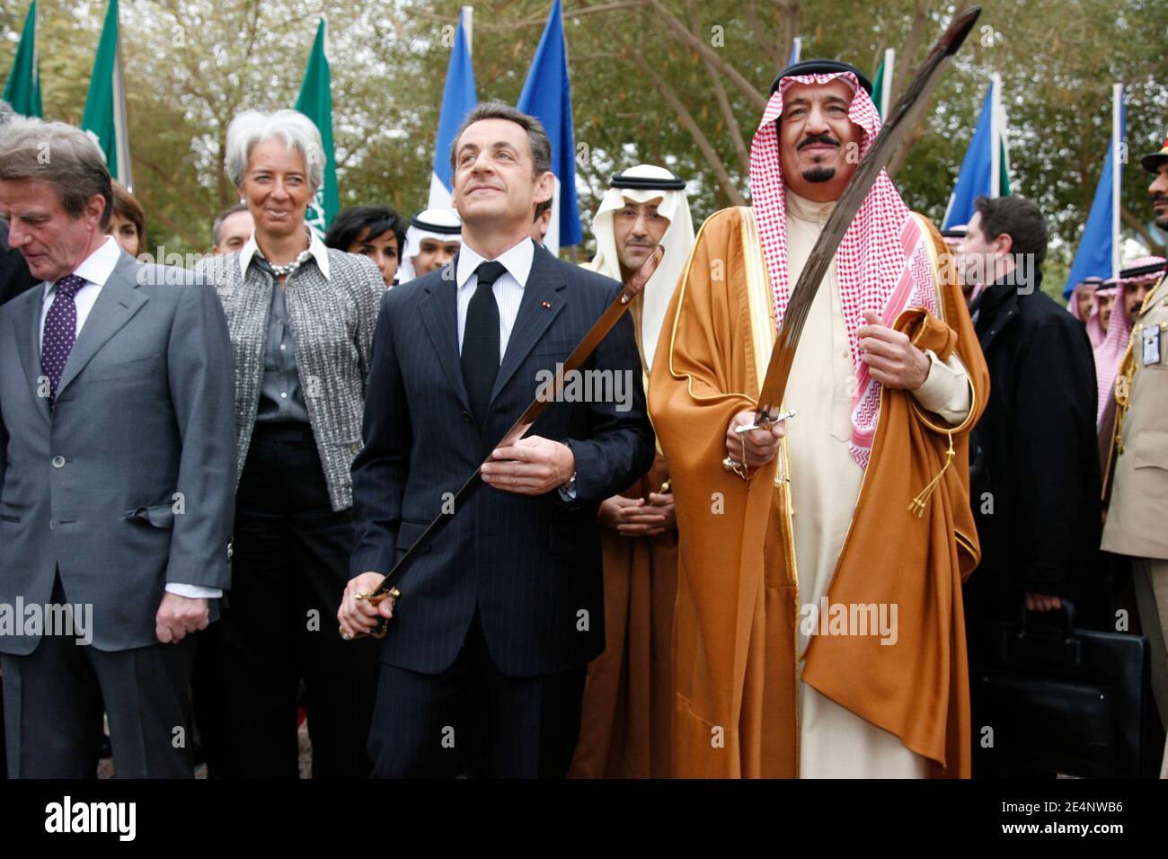 Christine Lagarde, Bernard Kouchner, président Nicolas Sarkozy et gouverneur de Riyad le prince Salman Bin Abdul Aziz Al Saud visite la maison du roi Abdul Aziz, fondateur du royaume, danse la danse « épée » et appréciez les traditions locales, le deuxième jour de la visite du président français dans le Golfe, À Riyad, en Arabie Saoudite, le 14 janvier 2008. Photo de Hounsfield-Pool/ABACAPRESS.COM Banque D'Images